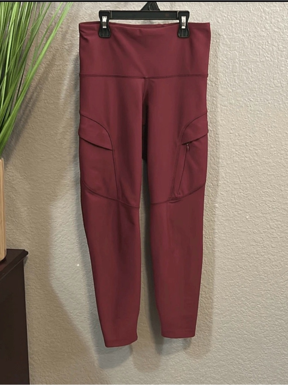 B1/2 Old Navy maroon high-rise, workout leggings with side pockets small petite